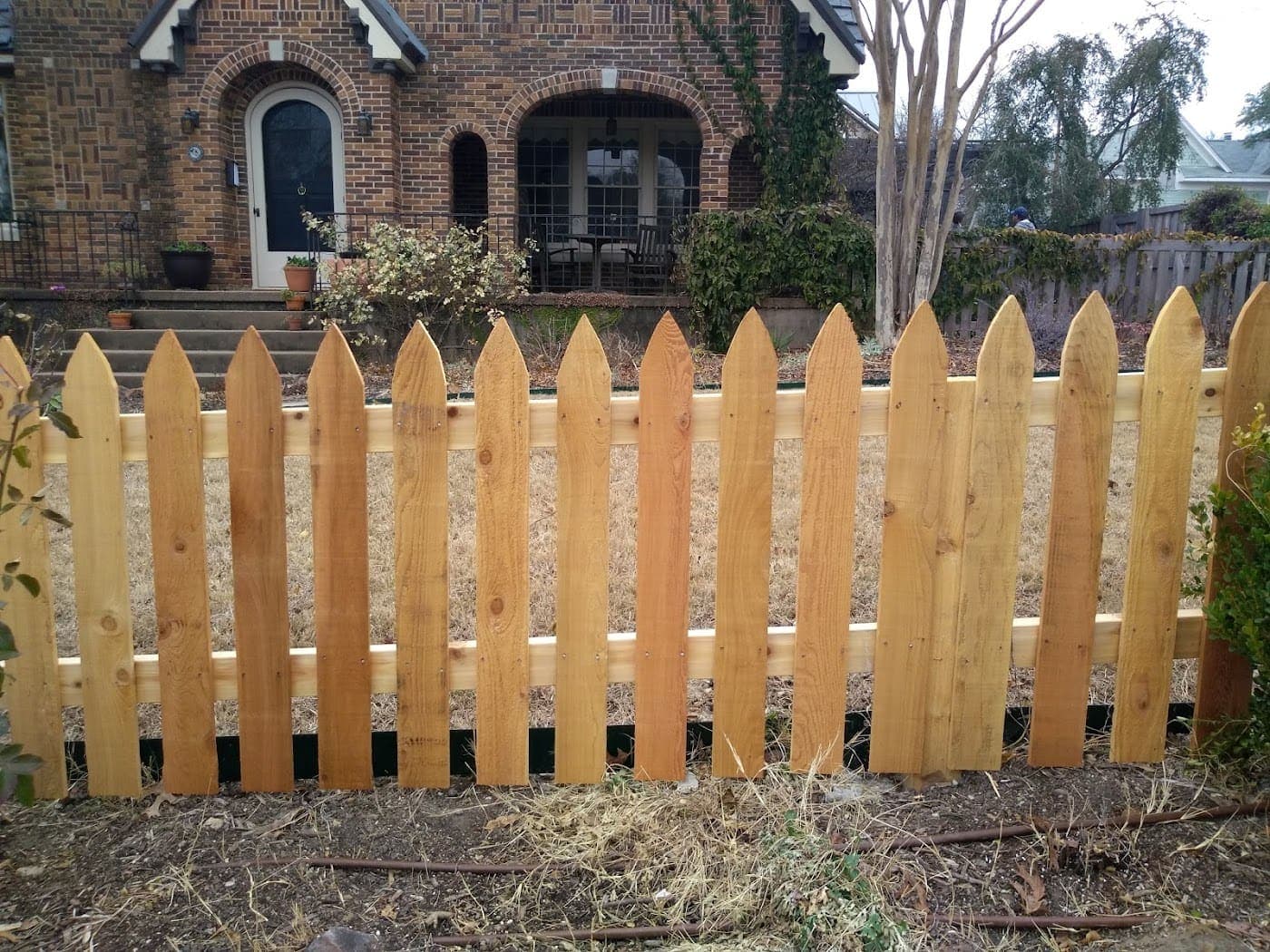 Cedar picket fence with pointed pickets